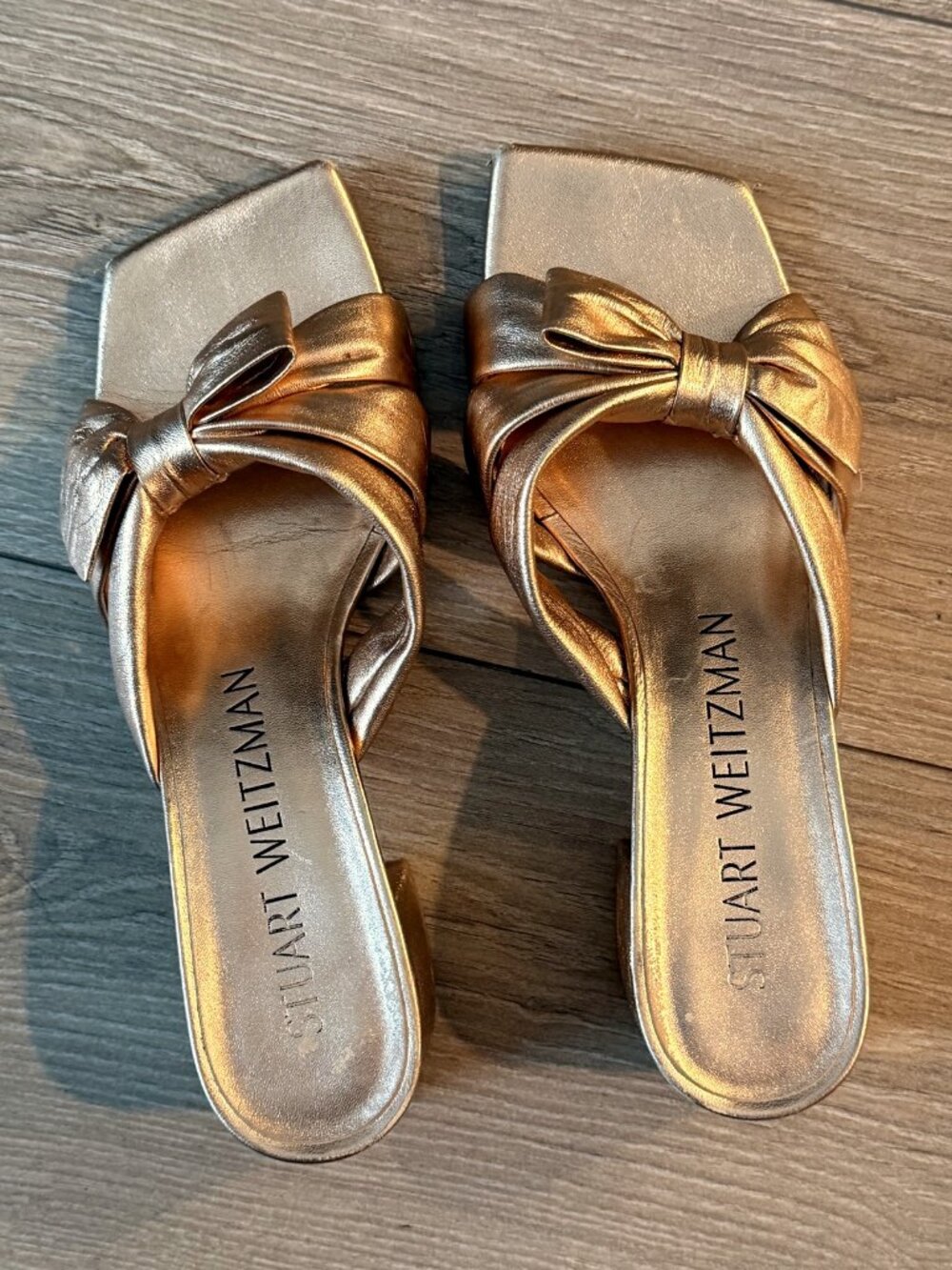 Stuart Weitzman Sofia Gold Bow Mule Slides — Metallic, US 7.5